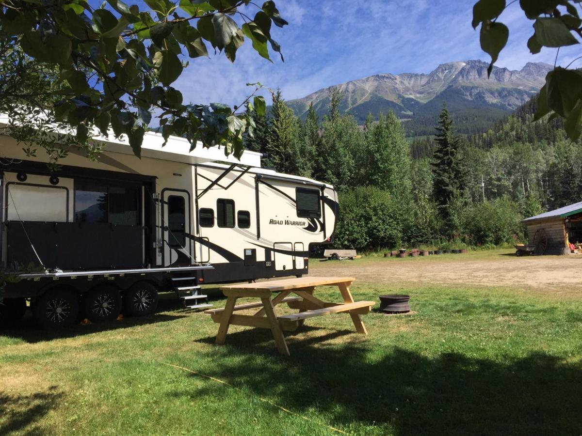 Summit River Lodge & Campsites Valemount Exterior photo