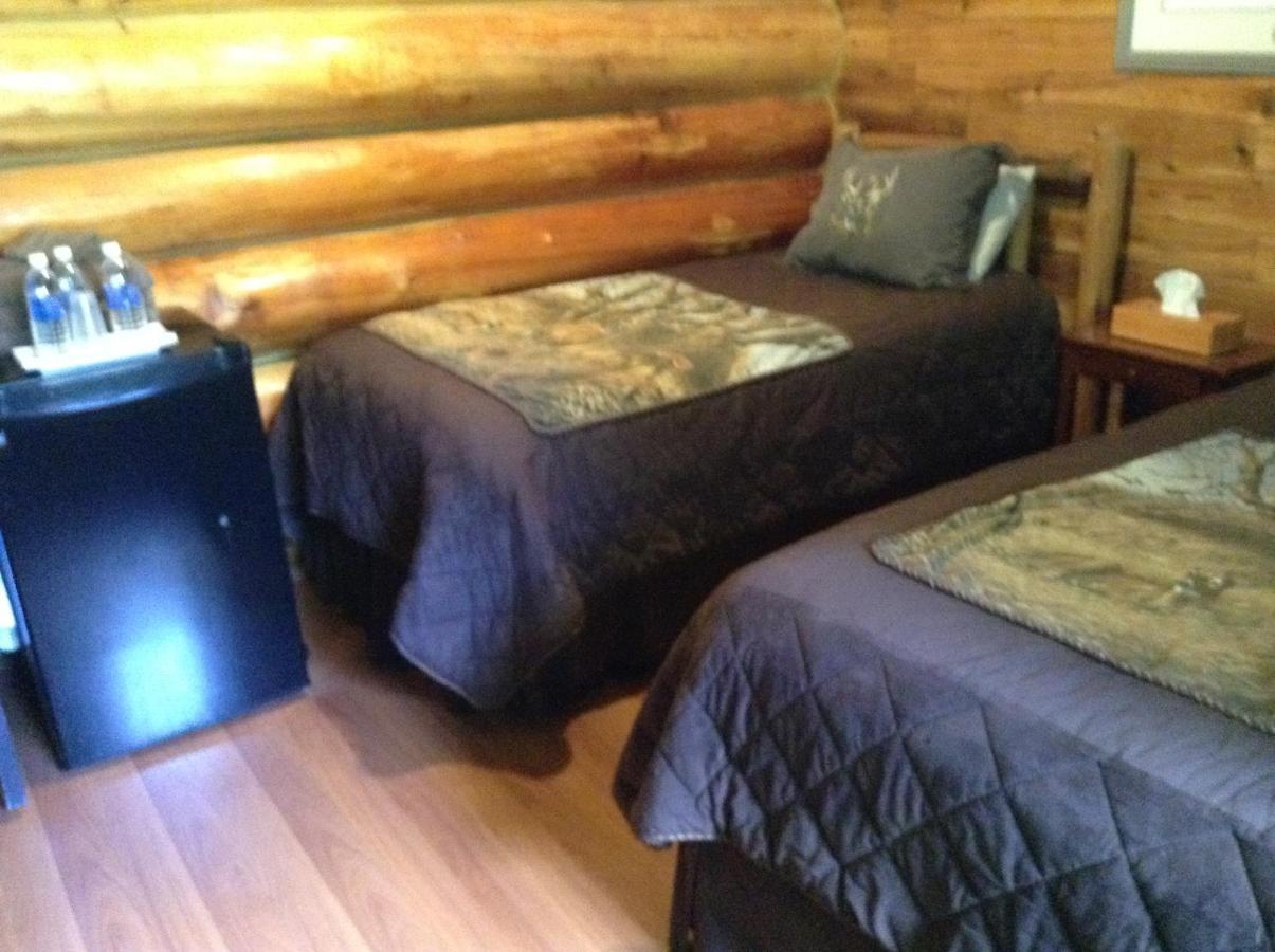 Summit River Lodge & Campsites Valemount Room photo