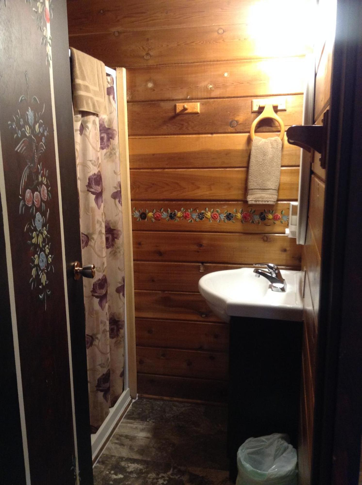Summit River Lodge & Campsites Valemount Room photo