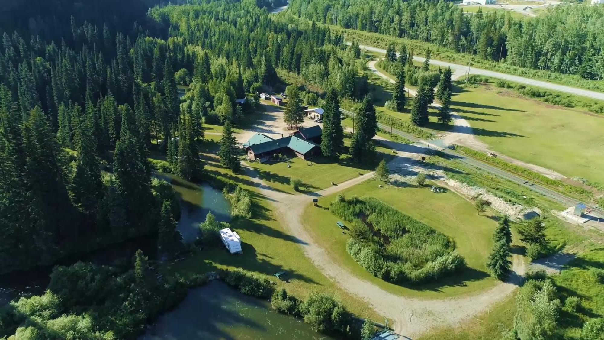 Summit River Lodge & Campsites Valemount Exterior photo