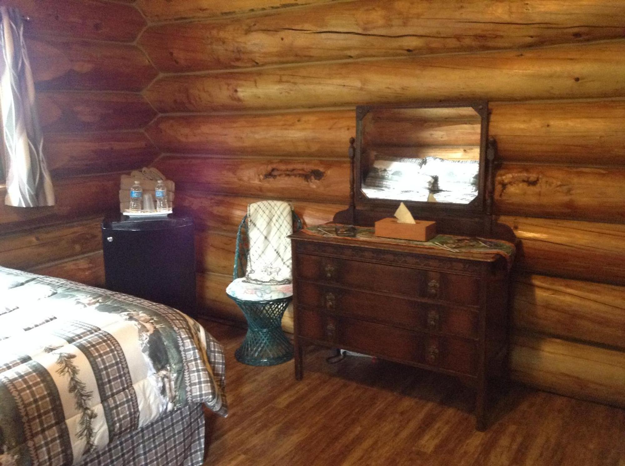 Summit River Lodge & Campsites Valemount Room photo