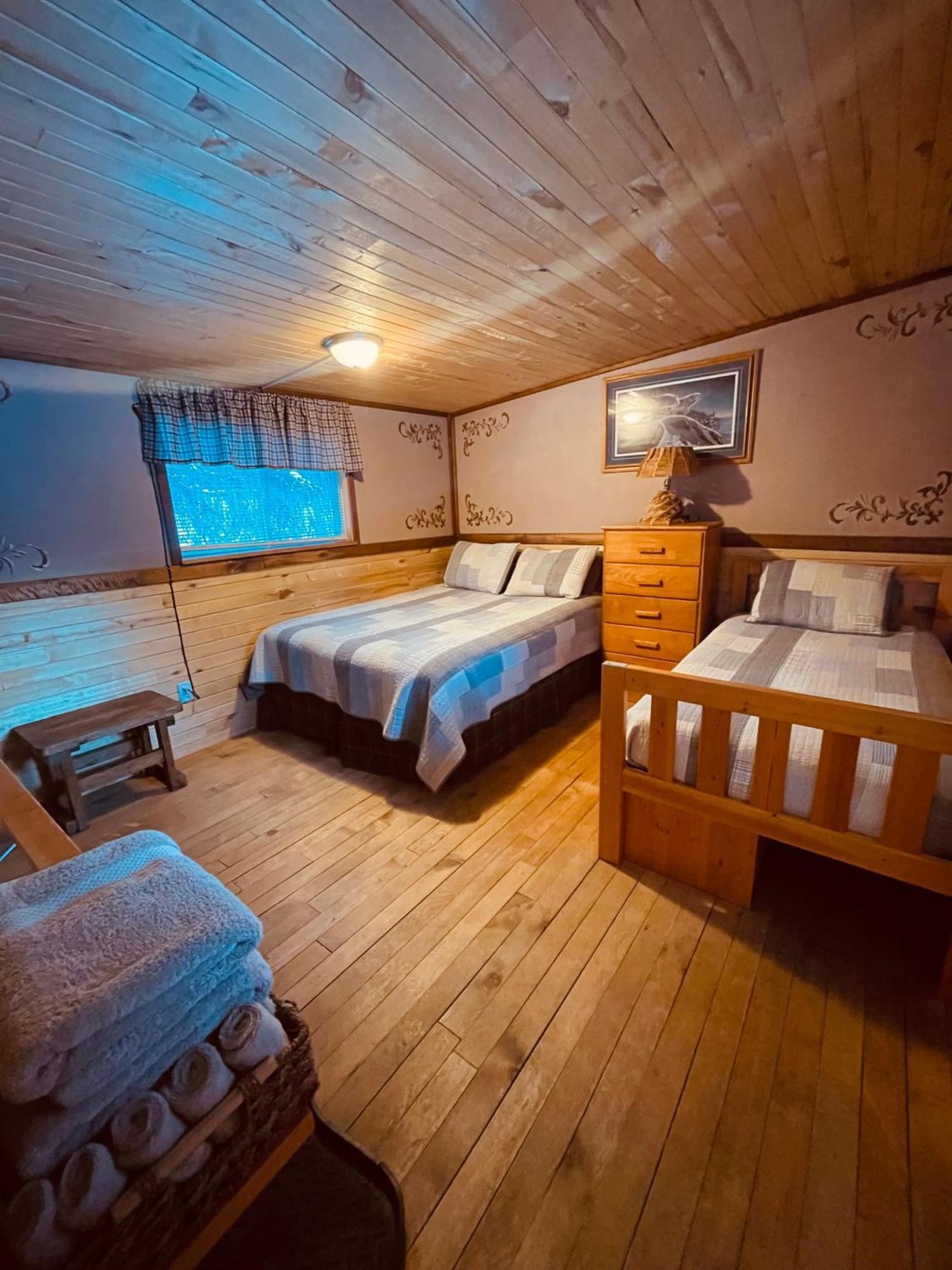 Summit River Lodge & Campsites Valemount Exterior photo